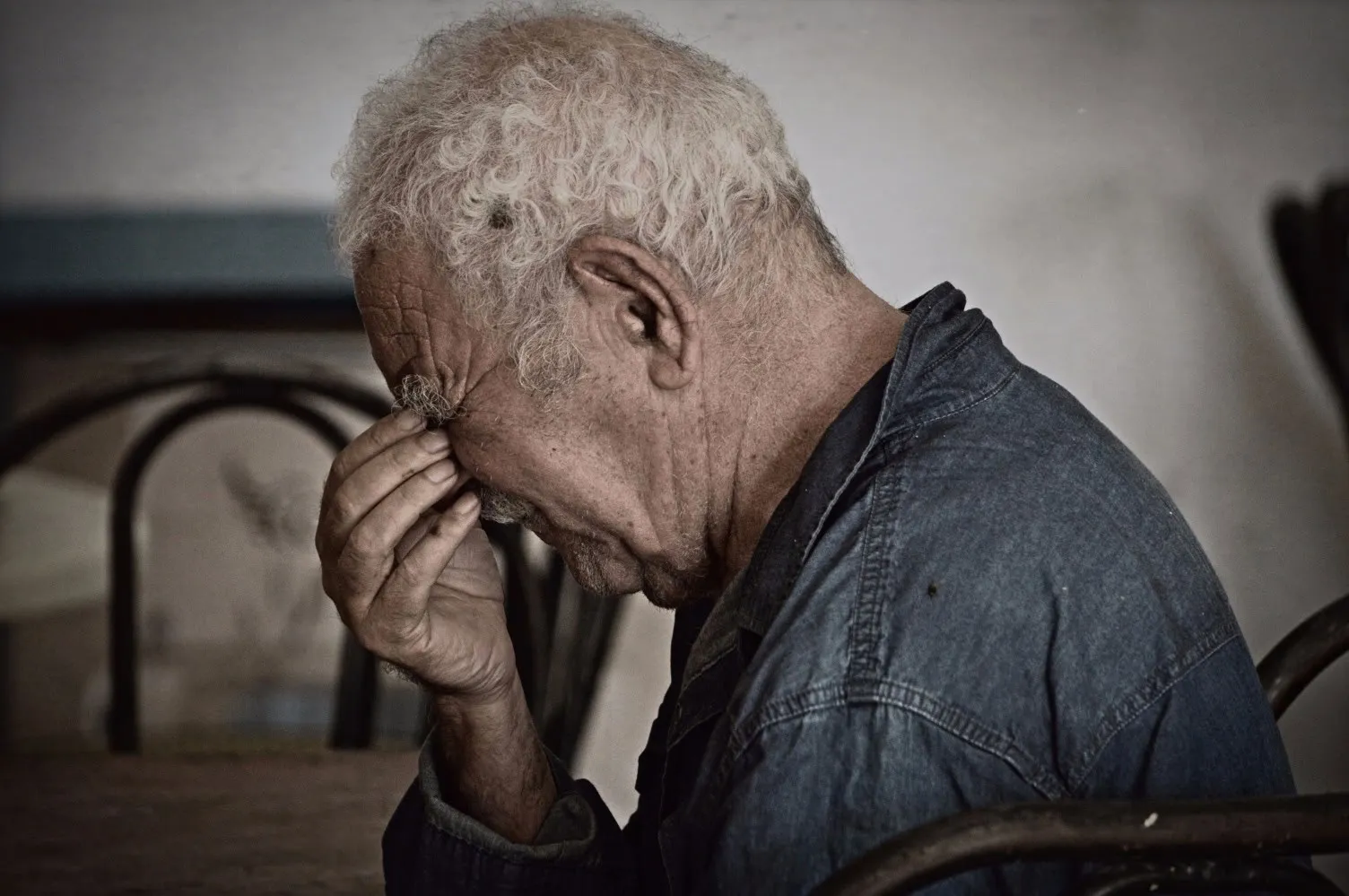 portrait mélencolique d'un homme âgé